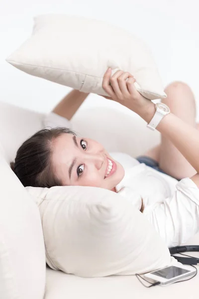 Schön chinesische Frau liegend auf Bett — Stockfoto