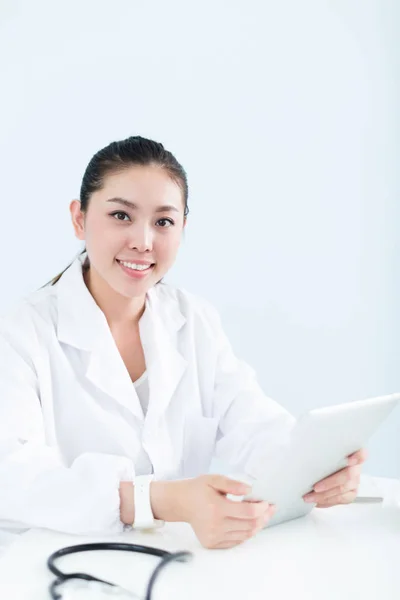 Mulher bonita médico com tablet na clínica — Fotografia de Stock