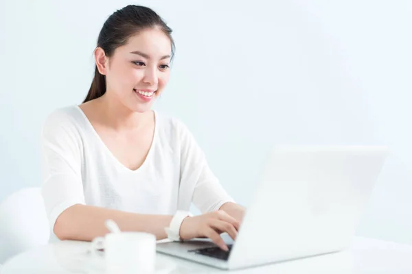 Mooie vrouw met laptop in office — Stockfoto