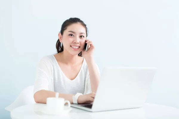 Nő használ laptop és mozgatható telefon irodában — Stock Fotó