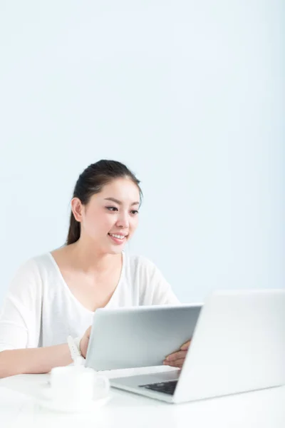 Kvinna med laptop och tablett i office — Stockfoto