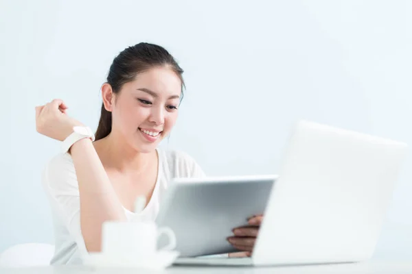 Женщина с помощью ноутбука и планшета в офисе — стоковое фото