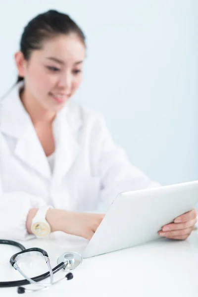Mulher bonita médico com tablet na clínica — Fotografia de Stock