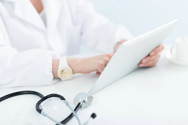 Mulher bonita médico com tablet na clínica — Fotografia de Stock