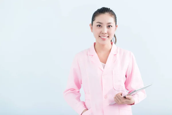中国女护士在医院中的平板电脑 — 图库照片