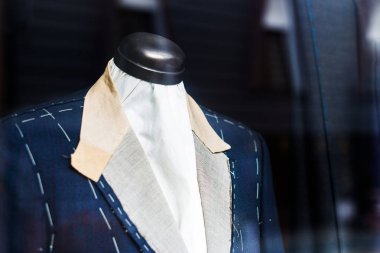 Şık takım elbise mankenin üzerinde