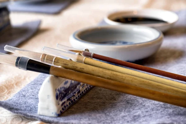 Cina alat kaligrafi di atas meja — Stok Foto