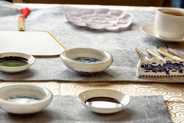 Čínská kaligrafie nástroje na stole — Stock fotografie