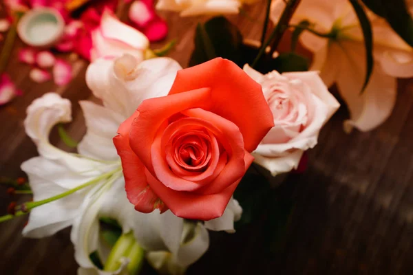 Belles fleurs colorées sur la table — Photo