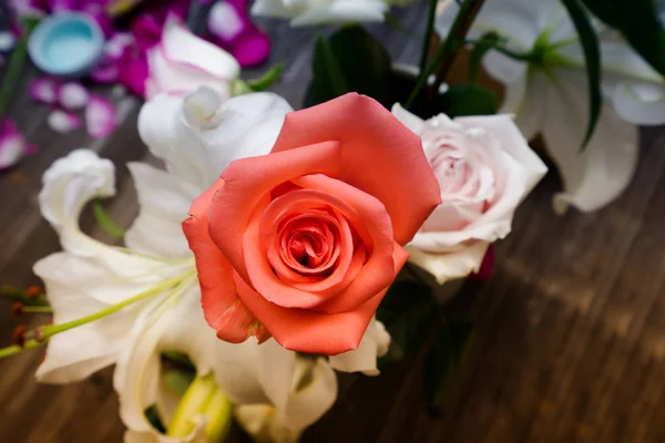 Belles fleurs colorées sur la table — Photo