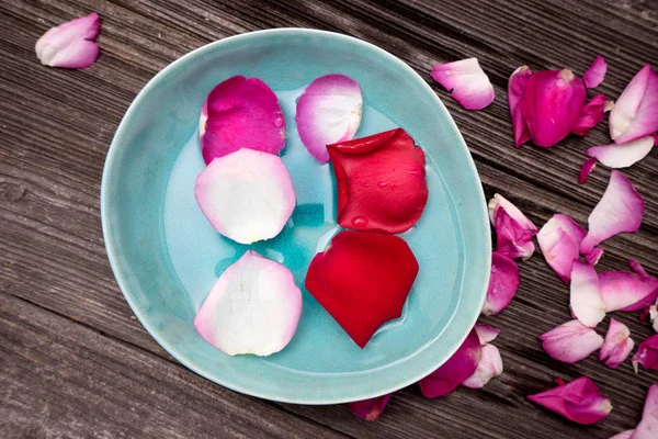 Petali di rosa rossa sul tavolo — Foto Stock