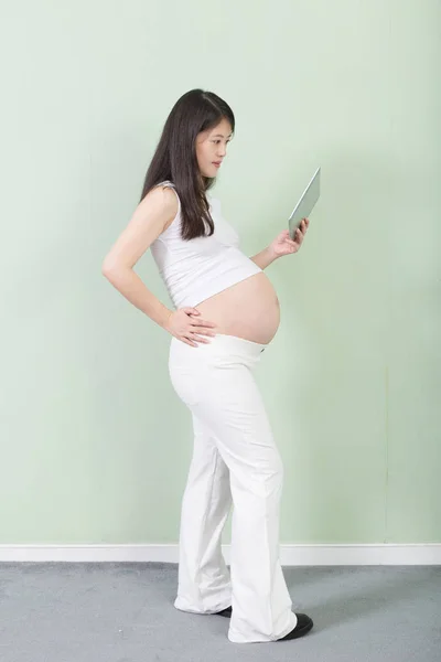 タブレットで若いかなり妊婦 — ストック写真