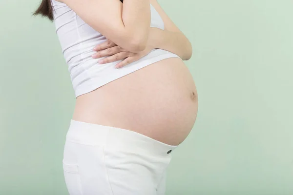 妊娠中の女性は腹を持ち — ストック写真