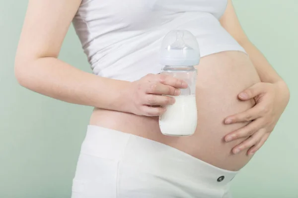 Mooie zwangere vrouw met melk fles — Stockfoto