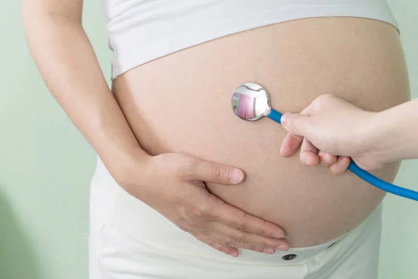 Barriga e estetoscópio da mulher grávida — Fotografia de Stock