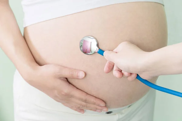 Barriga e estetoscópio da mulher grávida — Fotografia de Stock