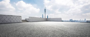 Boş yol ve modern şehir