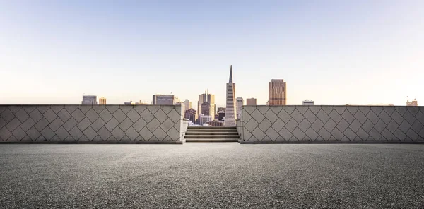 Estrada vazia e cidade moderna — Fotografia de Stock