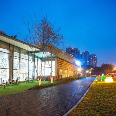 boş patika ve bina cam duvar vardı