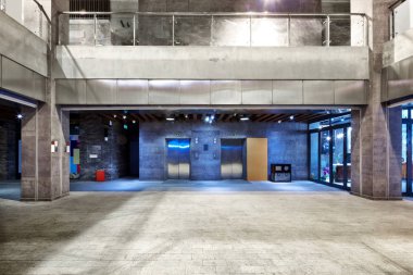 İş binaları ve boş şehir sokak