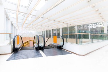 iç escolator ile alışveriş merkezi