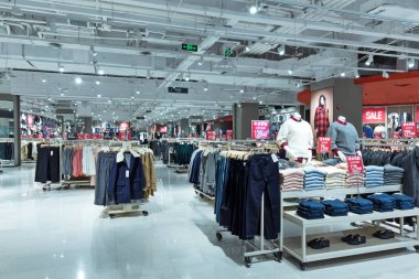Modern alışveriş merkezinin içi