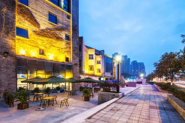 Edificios de negocios y calle vacía de la ciudad — Foto de Stock