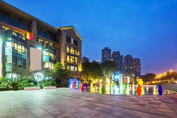 Edificios de negocios y calle vacía de la ciudad — Foto de Stock