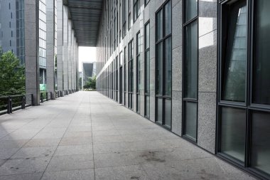 boş patika ve modern şehir Binası