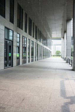 boş patika ve modern şehir Binası