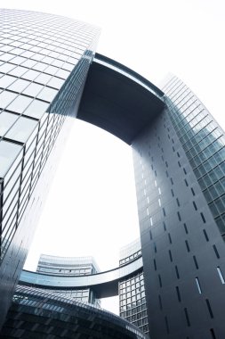 düşük açılı cam duvardan bina