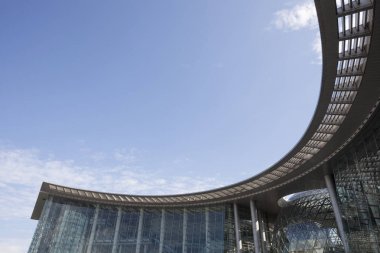 düşük açılı cam duvardan bina