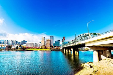 Çelik Köprü ve Portland modern binalar