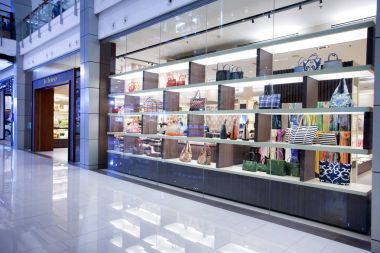 Modern alışveriş merkezinin içi
