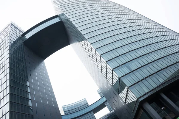 Edifício com parede de vidro de baixo ângulo — Fotografia de Stock