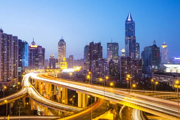 Route animée dans la ville moderne la nuit — Photo