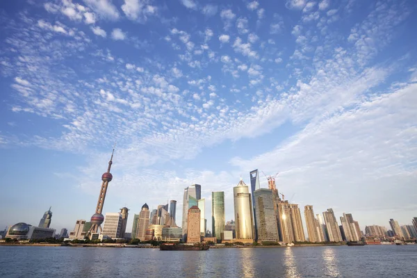 Edifici moderni vicino al fiume a Shanghai — Foto Stock