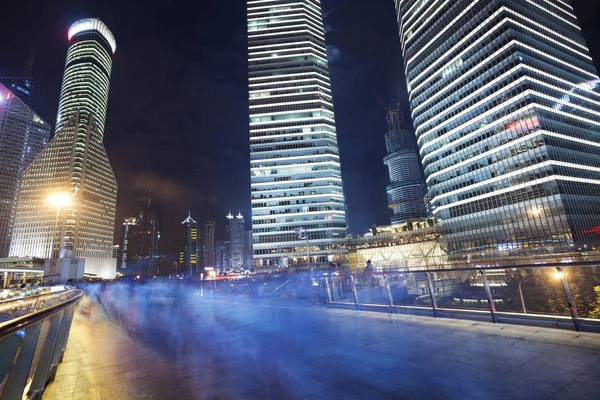 Moderne Gebäude in moderner Stadt bei Nacht — Stockfoto