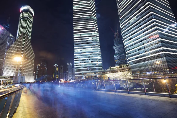 Edificios modernos en la ciudad moderna por la noche — Foto de Stock