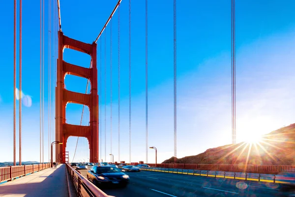 Tráfego movimentado na ponte Golden Gate — Fotografia de Stock