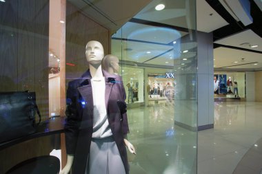 Modern alışveriş merkezinin içi