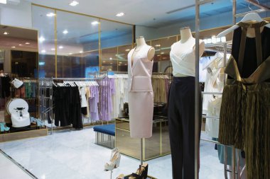 Modern alışveriş merkezinin içi