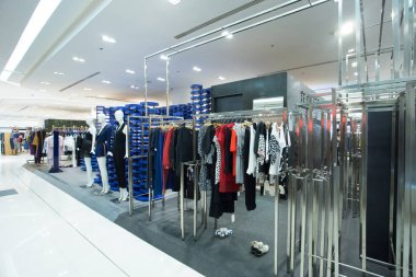 Modern alışveriş merkezinin içi