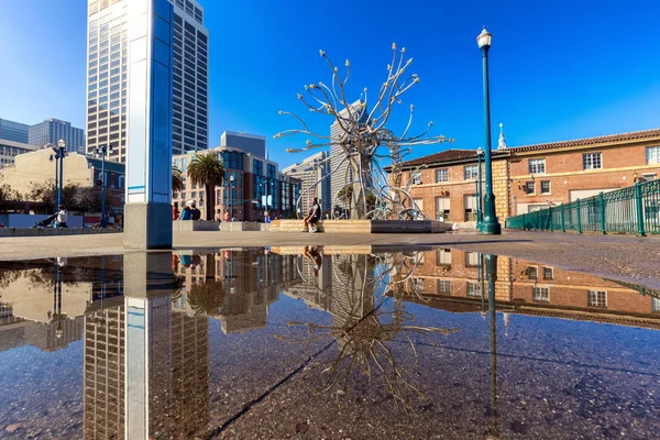 Abstract sculpture near water on square — Stock Photo, Image