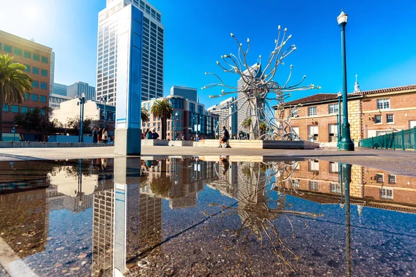 Scultura astratta vicino all'acqua su piazza — Foto Stock