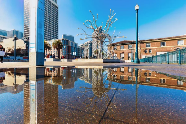 Scultura astratta vicino all'acqua su piazza — Foto Stock