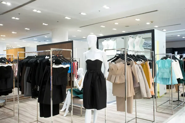 Modern alışveriş merkezinin içi — Stok fotoğraf