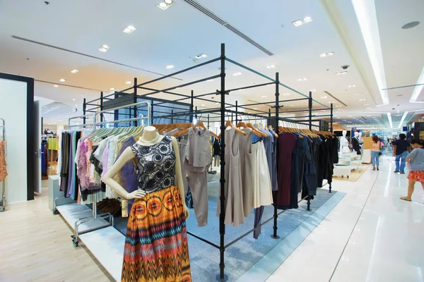 Interior do shopping moderno — Fotografia de Stock