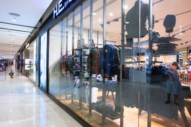 Modern alışveriş merkezinin içi