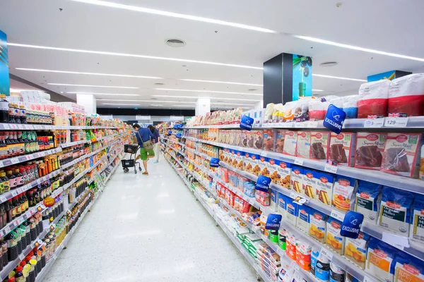 Interior dari supermarket modern — Stok Foto